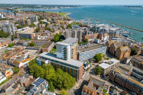 Treetops - Modern Apartment, Moments from Poole Quay